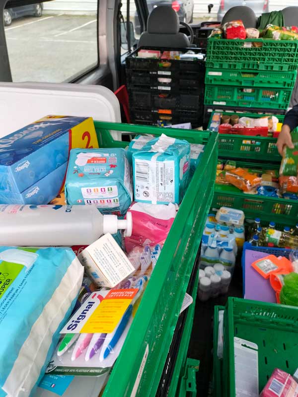 La camionnette du Foyer Fraternel remplie de la collecte alimentaire et produits d'hygiène