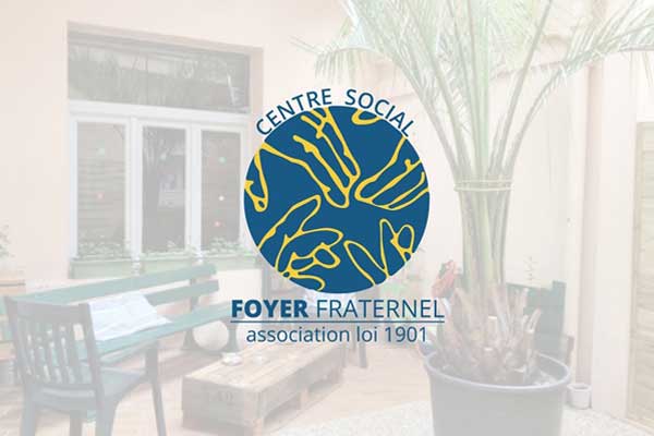Le logo du Foyer Fraternel sur une photo en transparence