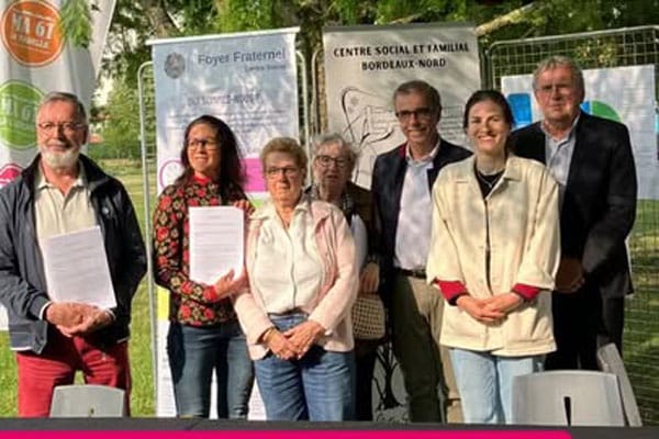 Détail photo de la signature officielle des CPO avec le Maire de Bordeaux.