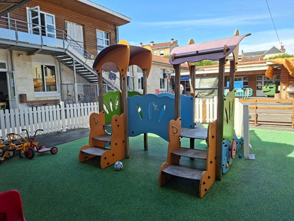 Place de jeux devant les locaux de la mini-crèche du Foyer Fraternel
