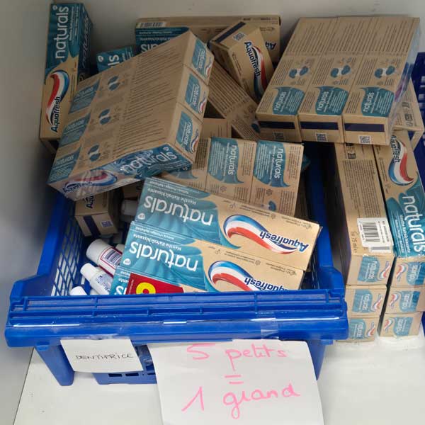Une caisse de dentifrice dans un placard au Foyer Fraternel, en attente de distribution aux bénéficiaires