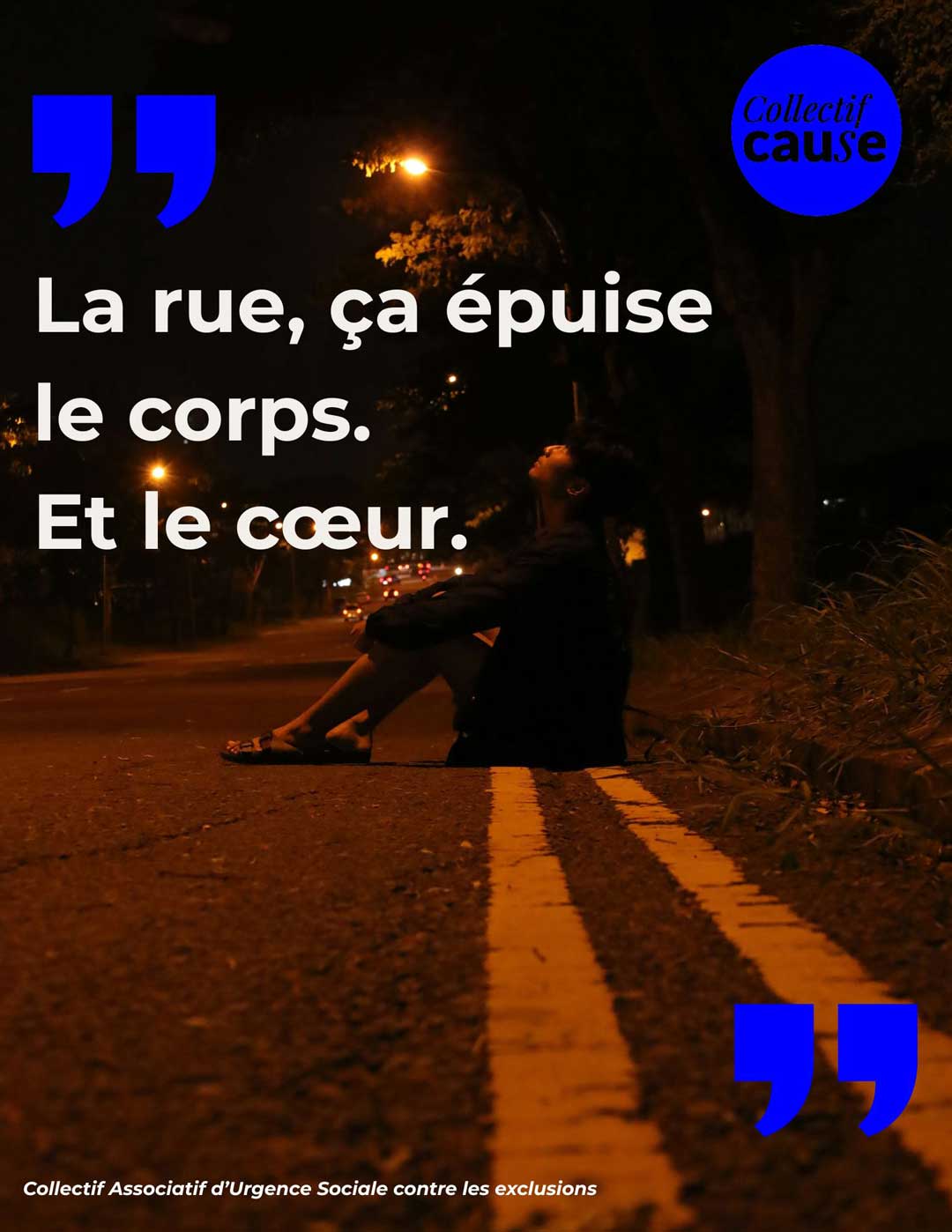 Une image de nuit où l'on voit une personne assise sur un banc, toute seule.